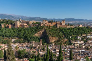 Albaicin ve Alhambra açık mavi gökyüzünün altında