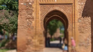 Bulanık turist zamanı Alhambra giriş kapısında