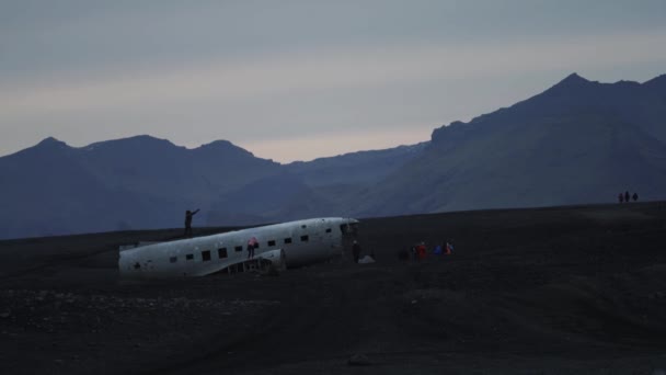 Tanınmayan Turist Grupları Uçak Enkazı Üzerinde Sosyal Medya Fotoğrafları Çekiyorlar — Stok video