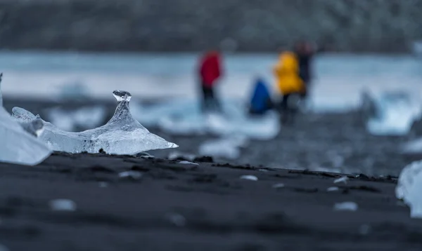 Turistas Borrosos Tomando Fotos Detrás Icebergs Sobre Playa Arena Negra — Foto de Stock