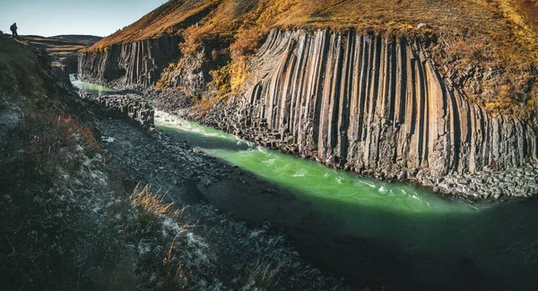 Fjadrargljufur玄武岩峡谷宽全景与游客在岩石之上 — 图库照片