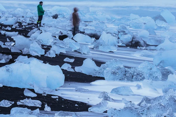 Blurred Tourists Taking Photos Icebergs Black Sand Beach Long Exposure — Stockfoto
