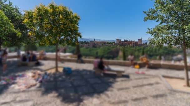 Sint Nicolaas Uitkijkpunt Naar Spectaculair Alhambra Met Wazig Onherkenbare Toeristen — Stockvideo