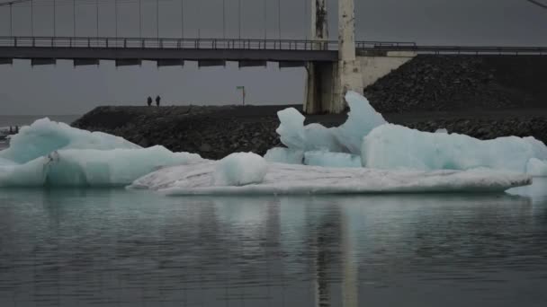 Spectacular Iceberg Crashing Ice Jokulsarlon Canal Exit Ocean — Vídeos de Stock