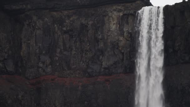 Loopable View Hengifoss Waterfall Red Stripe Layers Closeup — Vídeos de Stock