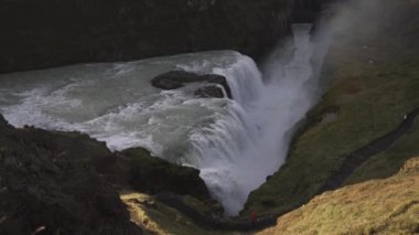 Gullfoss Şelalesi. Tek bir turist fotoğraf çekiyor.