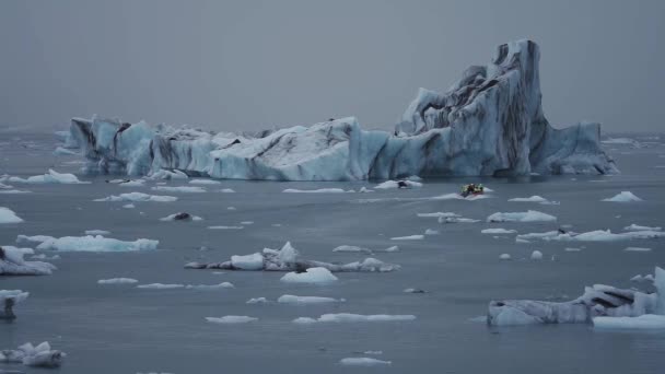 Outboard Sailing Huge Glacier Slow Motion — Video Stock