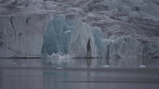 Spectacular Long Shot Glacier Tongue End Cracks — Vídeo de stock