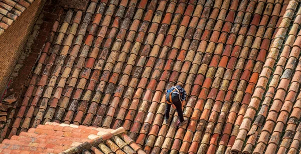 Antique Tile Roof Worker Repairing Tiles Long Shot — стоковое фото