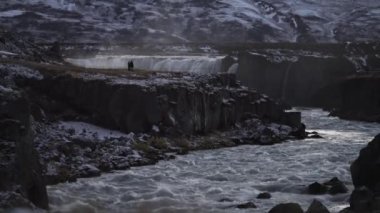 Çift silueti ile Godafoss şelalesi, döngüye hazır dosya
