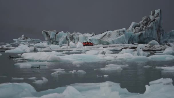 Boat Full Unrecognizable Tourists Profile Sailing Glaciers — 图库视频影像