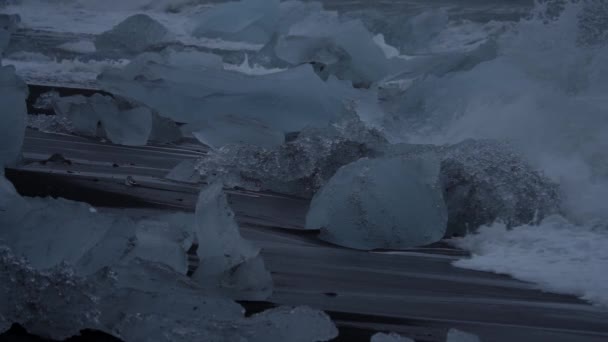 Spectacular Waves Breaking Ithe Black Sand Beach Icebergs Profile View — Video