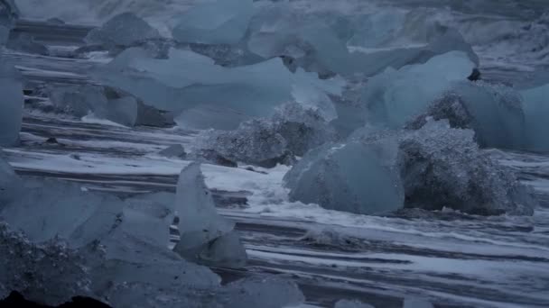Spectacular Waves Leaving Sand Icebergs Diamond Beach Slow — 비디오