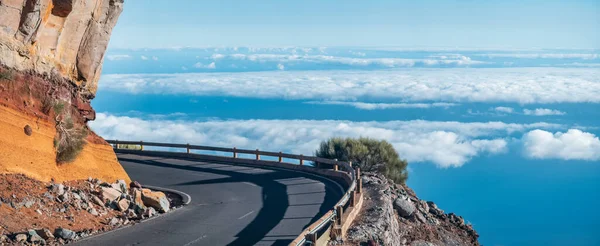 Espetacular Estrada Curva Alta Montanha Sobre Nuvens — Fotografia de Stock