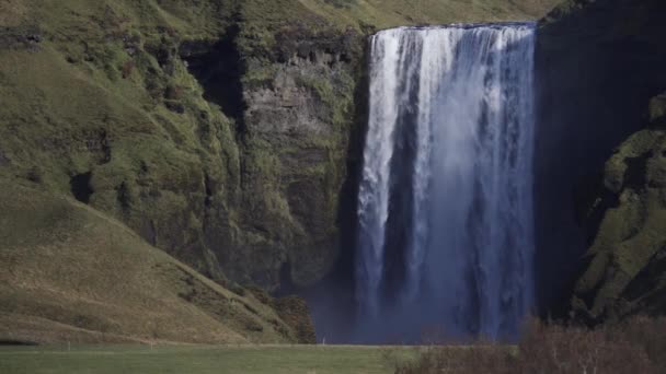 Loopable Αργή Άποψη Του Καταρράκτη Skogafoss Στο Βάθος — Αρχείο Βίντεο