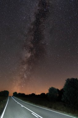 Samanyolu 'nun altında beyaz çizgiler olan aydınlık yol, dikey bileşim