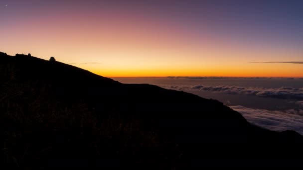 Zonsondergang Met Wolkenzee Opkomende Maan Astronomisch Observatorium Silhouet Roque Los — Stockvideo