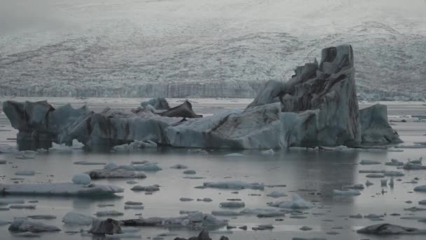 Enorme Iceberg Sobre Lago Con Glaciar Masivo Fondo — Vídeos de Stock