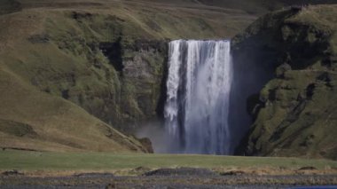 Uzakta Skogafoss şelalesinin çevrilebilir görünümü