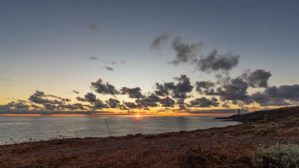 Spektakulär Timelapse Gryningen Med Fyr Molnig Himmel Och Orange Sol — Stockvideo