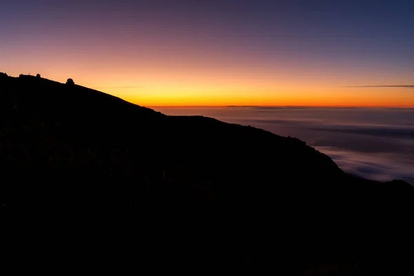 长期暴露在落日下 升起的月亮和天文观测台的轮廓在山顶 拉帕尔马 — 图库照片