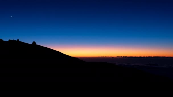 Zachód Słońca Morzem Chmur Wschodzący Księżyc Astronomiczna Sylwetka Obserwatorium Roque — Wideo stockowe