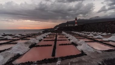 Fuencaliente Tuz tarlaları ve deniz feneri zaman ayarları La Palma 'da alacakaranlıkta