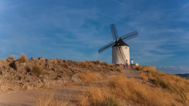 Παλιά Πάροδο Του Χρόνου Ανεμόμυλων Θολή Ανθρώπους Στο Ηλιοβασίλεμα — Αρχείο Βίντεο