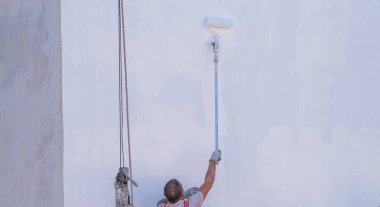 Tanımlanamayan ressam duvarı beyaza boyamış.