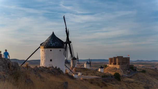 Consuegra Oude Windmolens Kasteeltijd Vervallen Met Wazige Mensen Bij Zonsondergang — Stockvideo