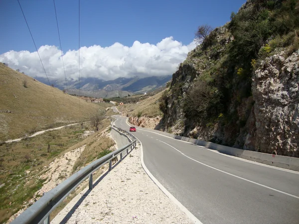Nationale weg in Chimarra dorp, Zuid-Albanië — Stockfoto
