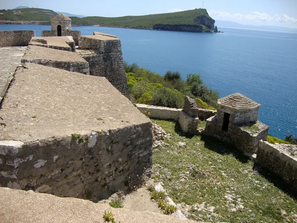 Dak hoogste balkon van Ottomaanse ali pasha fort in palermo bay, gemeente Cheimarra dorp, Zuid-Albanië — Stockfoto