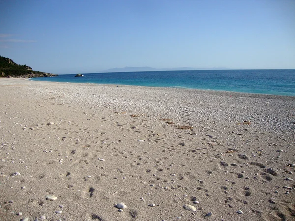 Playa Livadi fuera de temporada, pueblo Himara, riviera albanesa — Foto de Stock