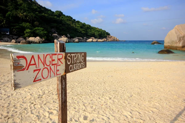 Sinal de perigo na praia, ilha de Nangyuan, Tailândia — Fotografia de Stock