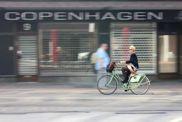 Ciclista feminina — Fotografia de Stock