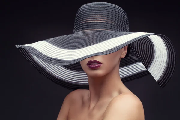 Woman in big summer hat — Stock Photo, Image