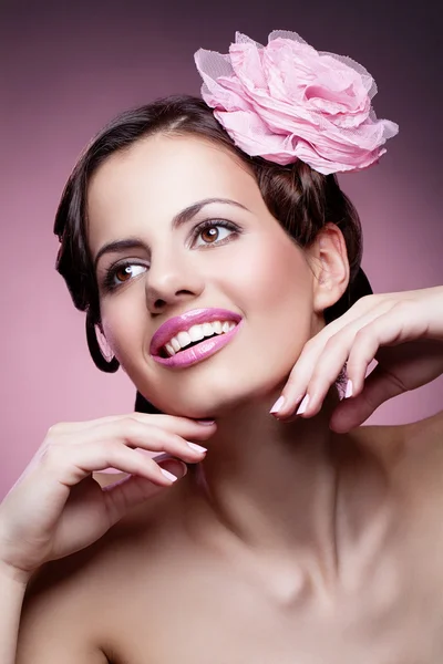 Mujer con rosa rosa — Foto de Stock