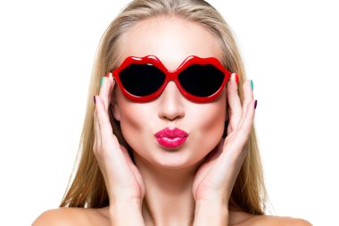 dudak şeklinde güneş gözlüklü kız