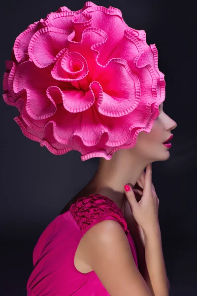 頭の上の大きな花を持つ少女 — ストック写真