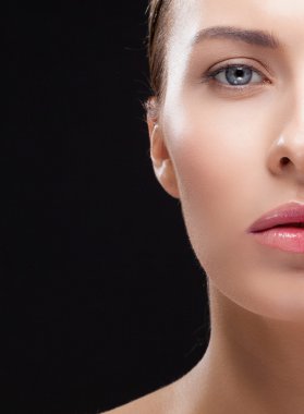 Kız closeup yarım yüz portresi