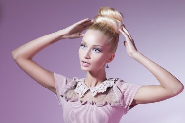 Kız Barbie bebek gibi