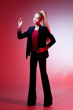 Kız Barbie bebek gibi