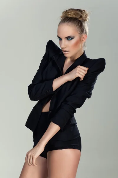 Mode meisje in zwarte jas — Stockfoto
