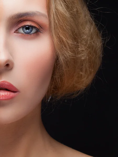Closeup halve gezicht portret van meisje — Stockfoto