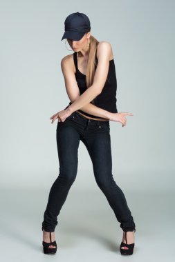 hip-hop tarzı giyinmiş kız