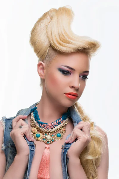 Menina com penteado extravagante e maquiagem — Fotografia de Stock