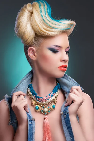 Menina com penteado extravagante e maquiagem — Fotografia de Stock