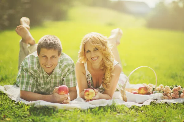 Couple on picnic — Stock Photo, Image