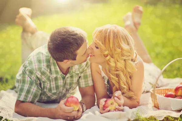 Couple on picnic — Stock Photo, Image