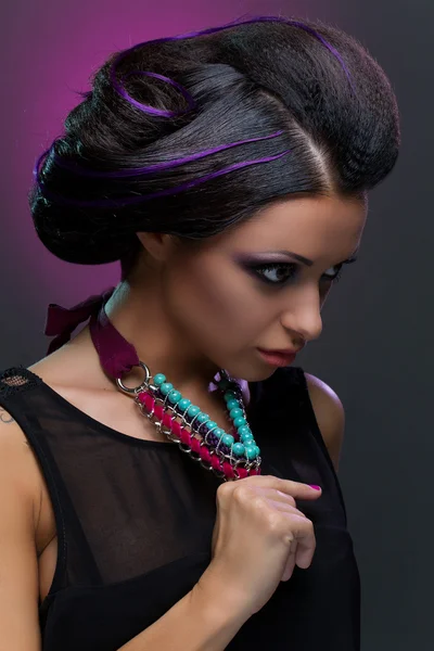 Menina com penteado extravagante e maquiagem — Fotografia de Stock